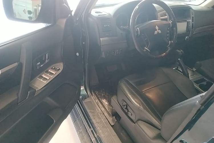 Used Mitsubishi Pajero 2016 3.0L Automatic Prestige Version China IV Standard Driver Seat