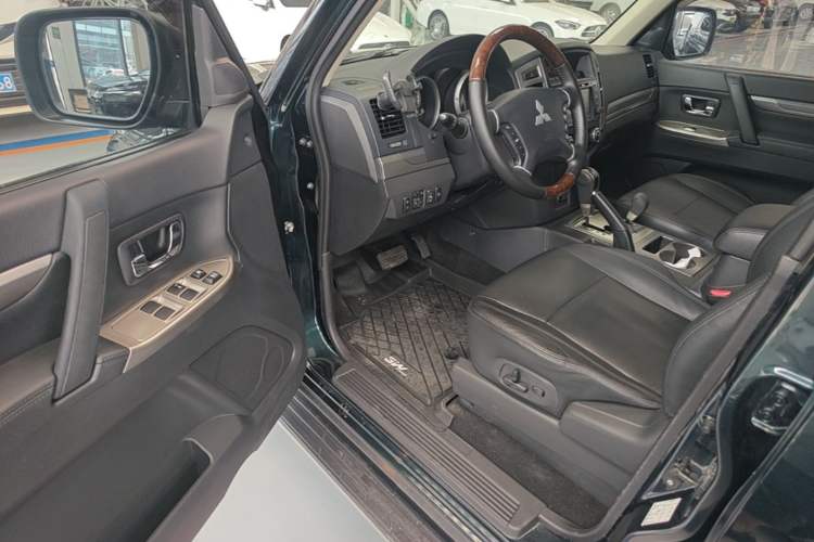 Used Mitsubishi Pajero 2016 3.0L Automatic Prestige Version China IV Standard Driver Seat