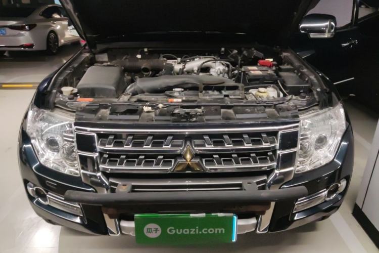 Used Mitsubishi Pajero 2016 3.0L Automatic Prestige Version China V Standard Engine Bay