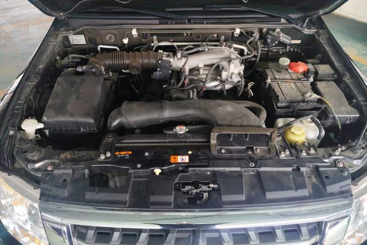 Used Mitsubishi Pajero 2016 3.0L Automatic Standard Version China V Standard Engine Bay