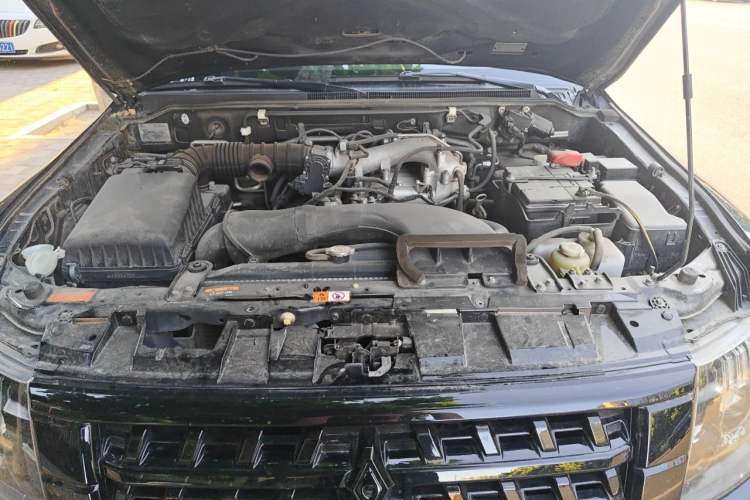 Used Mitsubishi Pajero 2016 3.0L Automatic Standard Version China V Standard Engine Bay