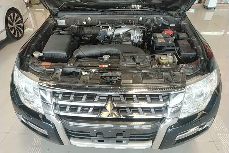 Used Mitsubishi Pajero 2016 3.0L Automatic Prestige Version China IV Standard Engine Bay