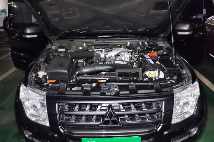 Used Mitsubishi Pajero 2016 3.0L Automatic Luxury Version China V Standard Engine Bay