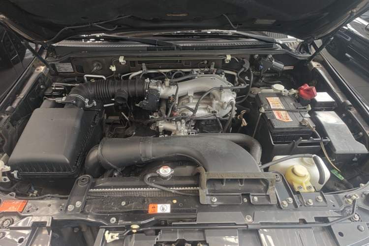Used Mitsubishi Pajero 2016 3.0L Automatic Prestige Version China IV Standard Engine Bay