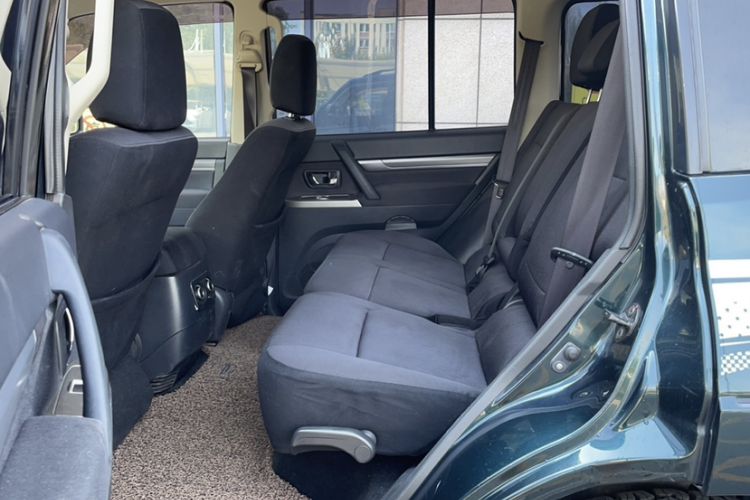 Used Mitsubishi Pajero 2016 3.0L Automatic Standard Version China V Standard Interior 2