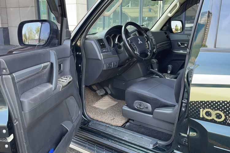 Used Mitsubishi Pajero 2016 3.0L Automatic Standard Version China V Standard Interior 3