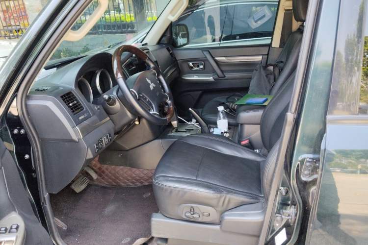 Used Mitsubishi Pajero 2016 3.0L Automatic Prestige Version China V Standard Left Front Seat