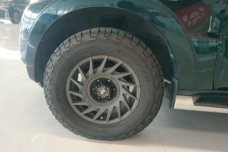 Used Mitsubishi Pajero 2016 3.0L Automatic Prestige Version China IV Standard Left Front Wheel Hub