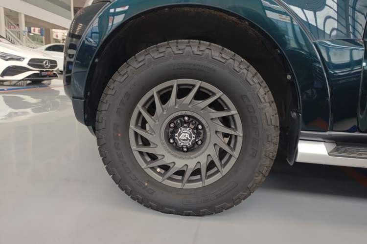 Used Mitsubishi Pajero 2016 3.0L Automatic Prestige Version China IV Standard Left Front Wheel Hub