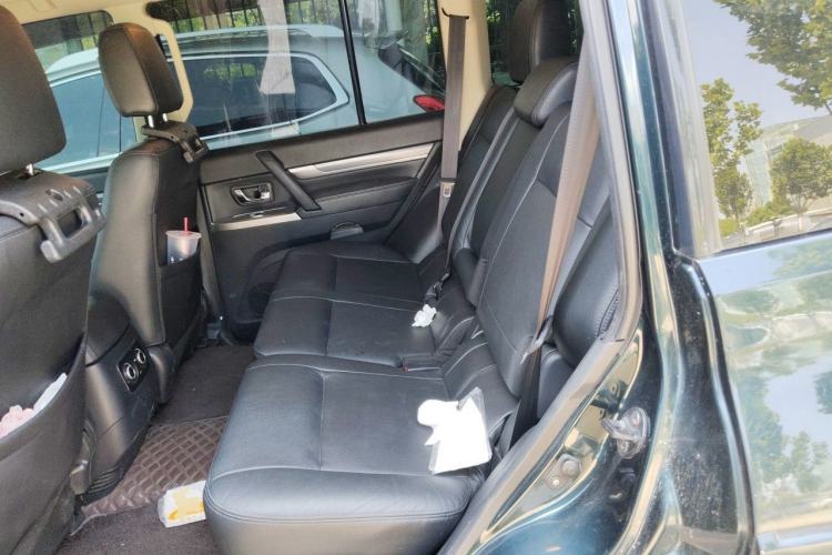 Used Mitsubishi Pajero 2016 3.0L Automatic Prestige Version China V Standard Left Rear Seat