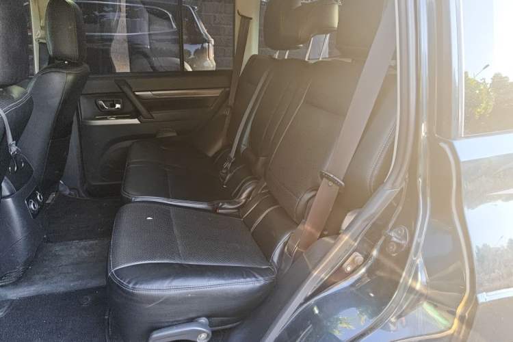 Used Mitsubishi Pajero 2016 3.0L Automatic Standard Version China V Standard Left Rear Seat