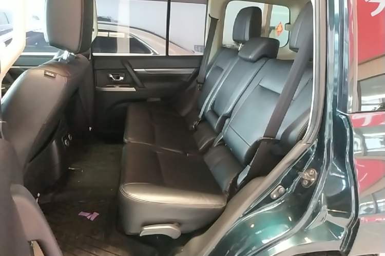 Used Mitsubishi Pajero 2016 3.0L Automatic Prestige Version China IV Standard Left Rear Seat