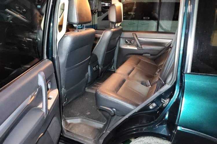 Used Mitsubishi Pajero 2016 3.0L Automatic Luxury Version China V Standard Left Rear Seat