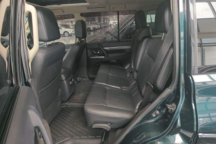 Used Mitsubishi Pajero 2016 3.0L Automatic Prestige Version China IV Standard Left Rear Seat