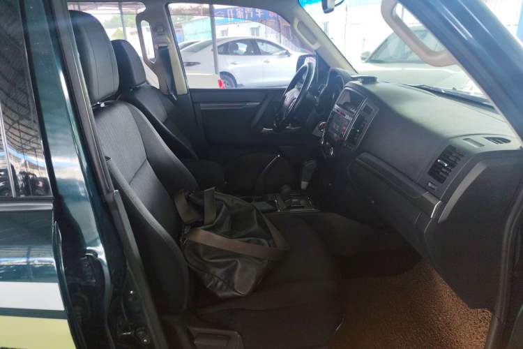 Used Mitsubishi Pajero 2016 3.0L Automatic Standard Version China V Standard Right Front Seat