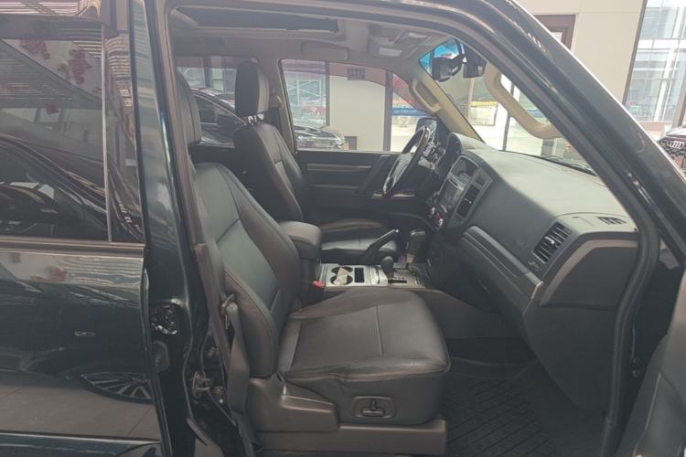 Used Mitsubishi Pajero 2016 3.0L Automatic Prestige Version China IV Standard Right Front Seat