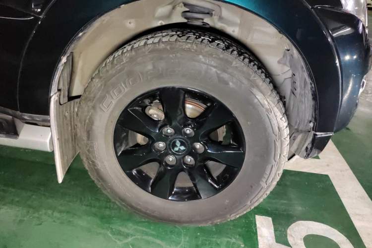 Used Mitsubishi Pajero 2016 3.0L Automatic Luxury Version China V Standard Right Front Wheel Hub