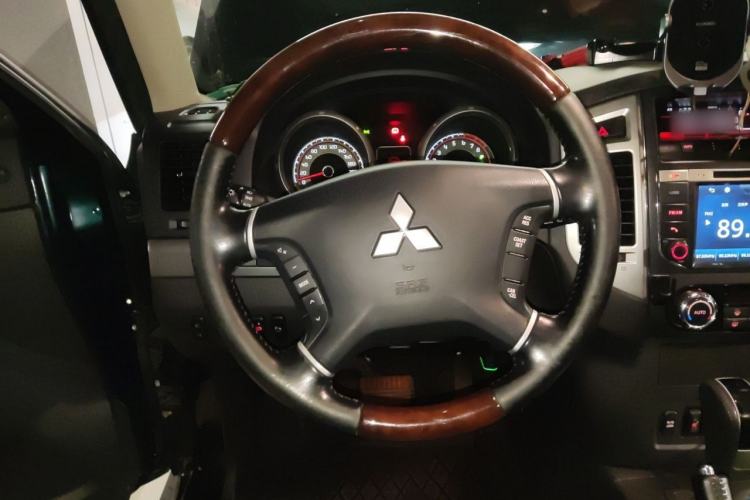 Used Mitsubishi Pajero 2016 3.0L Automatic Prestige Version China V Standard Steering Wheel