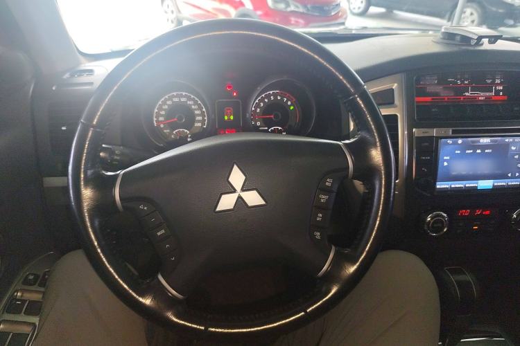 Used Mitsubishi Pajero 2016 3.0L Automatic Standard Version China V Standard Steering Wheel