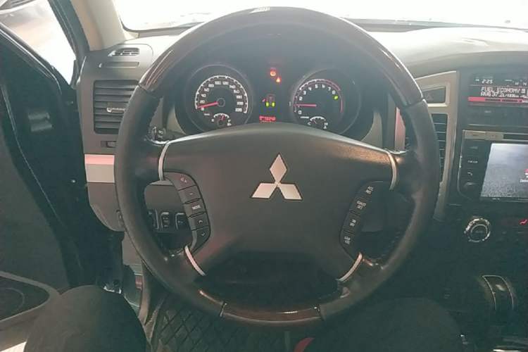 Used Mitsubishi Pajero 2016 3.0L Automatic Prestige Version China IV Standard Steering Wheel