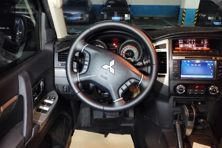 Used Mitsubishi Pajero 2016 3.0L Automatic Luxury Version China V Standard Steering Wheel