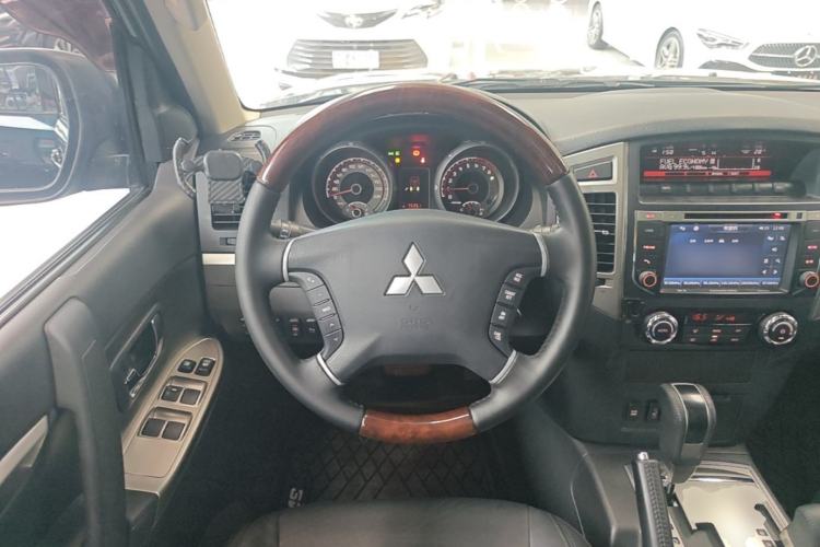 Used Mitsubishi Pajero 2016 3.0L Automatic Prestige Version China IV Standard Steering Wheel