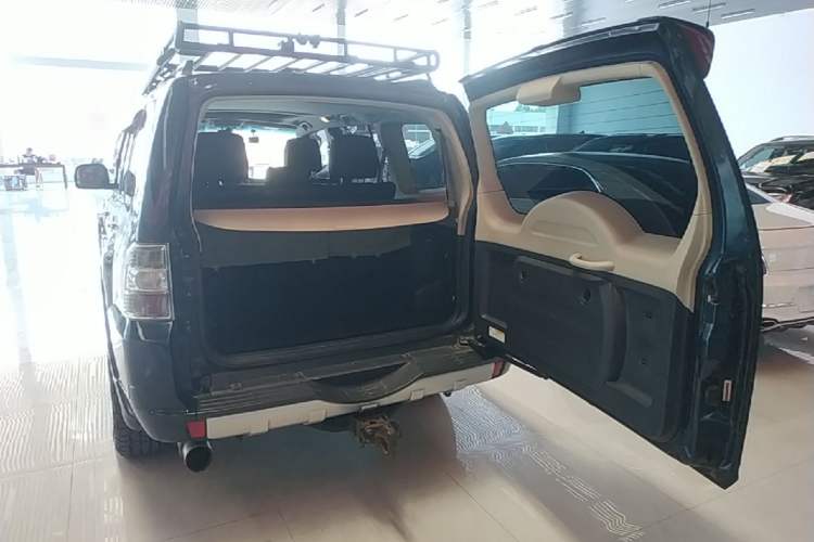 Used Mitsubishi Pajero 2016 3.0L Automatic Prestige Version China IV Standard Trunk