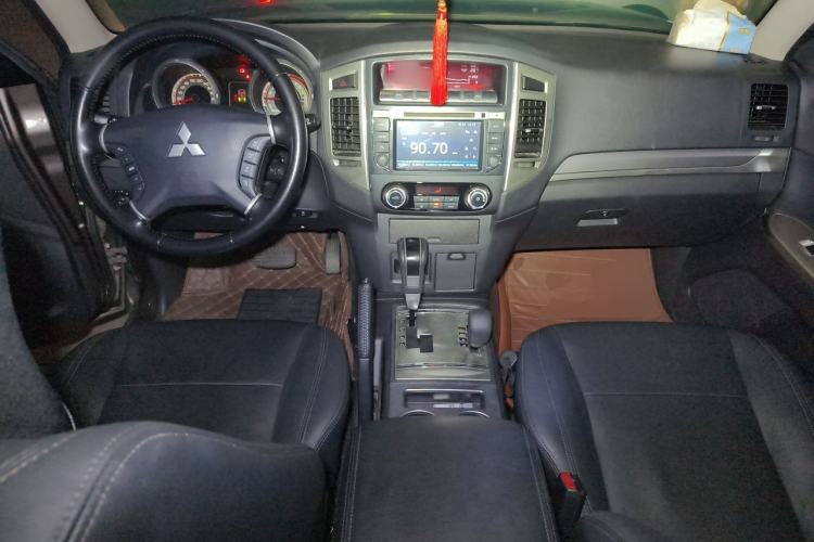 Used Mitsubishi Pajero 2016 3.0L Automatic Luxury Version China V Standard Center Console