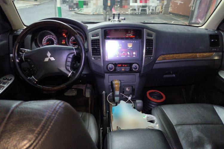 Used Mitsubishi Pajero 2016 3.0L Automatic Prestige Version China V Standard Center Console