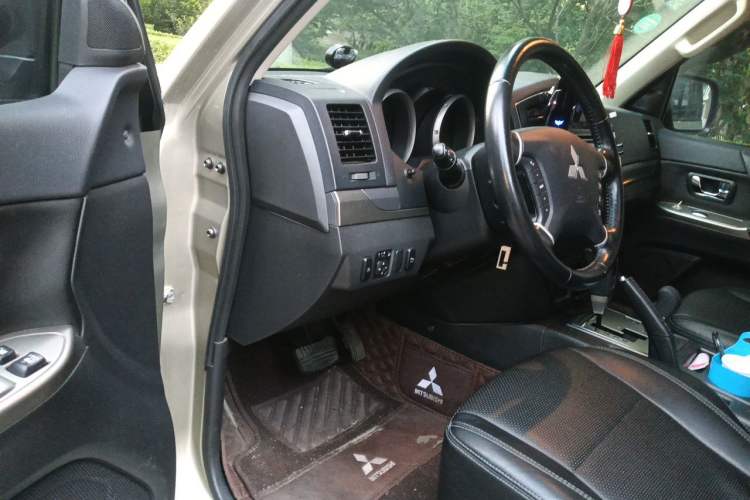 Used Mitsubishi Pajero 2016 3.0L Automatic Luxury Edition China IV Driver Seat