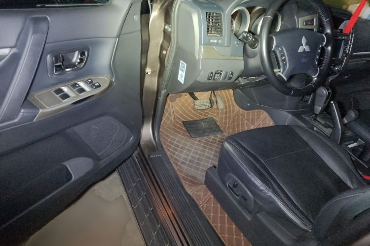 Used Mitsubishi Pajero 2016 3.0L Automatic Luxury Version China V Standard Driver Seat