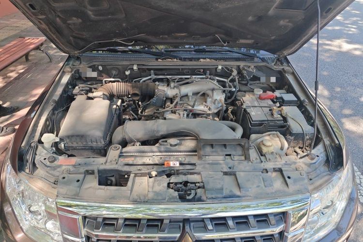 Used Mitsubishi Pajero 2016 3.0L Automatic Prestige Version China V Standard Engine Bay