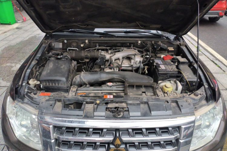 Used Mitsubishi Pajero 2016 3.0L Automatic Prestige Version China V Standard Engine Bay