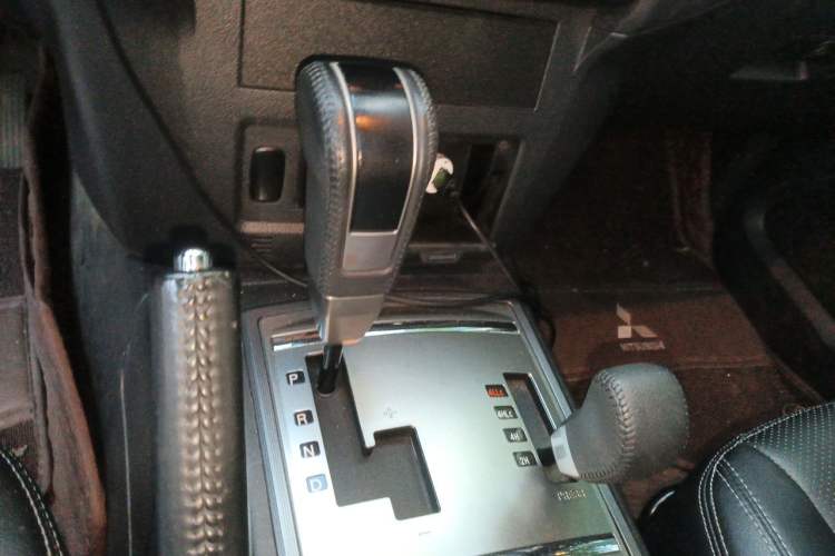 Used Mitsubishi Pajero 2016 3.0L Automatic Luxury Edition China IV Gear Lever