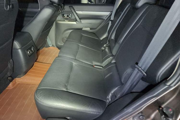 Used Mitsubishi Pajero 2016 3.0L Automatic Luxury Version China V Standard Left Rear Seat