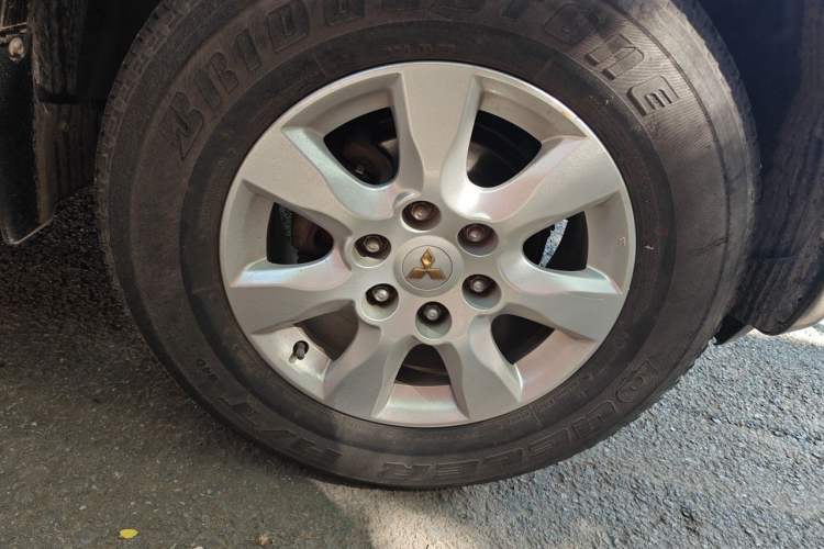 Used Mitsubishi Pajero 2016 3.0L Automatic Prestige Version China V Standard Right Front Wheel Hub