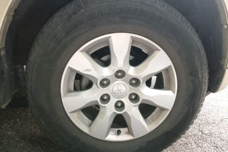 Used Mitsubishi Pajero 2016 3.0L Automatic Luxury Edition China IV Right Front Wheel Hub
