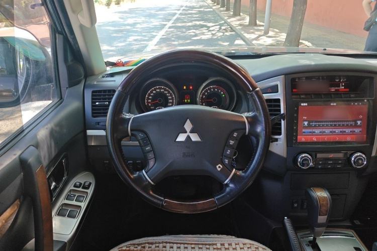 Used Mitsubishi Pajero 2016 3.0L Automatic Prestige Version China V Standard Steering Wheel