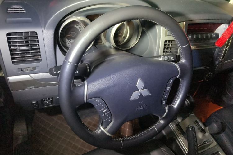 Used Mitsubishi Pajero 2016 3.0L Automatic Luxury Version China V Standard Steering Wheel