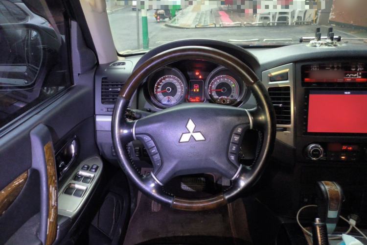 Used Mitsubishi Pajero 2016 3.0L Automatic Prestige Version China V Standard Steering Wheel