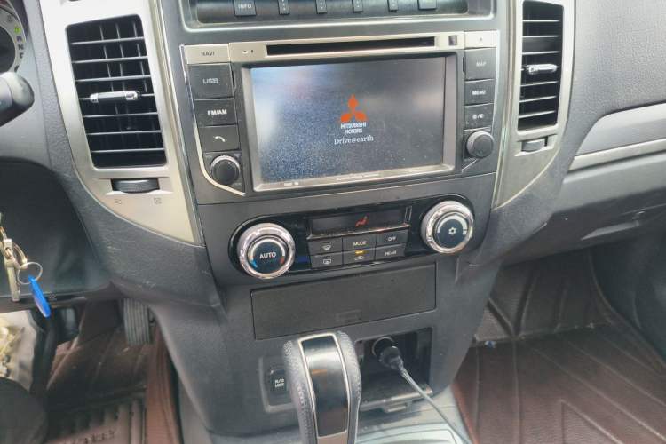 Used Mitsubishi Pajero 2016 3.0L Automatic Prestige Version China V Standard Audio And AC Panel