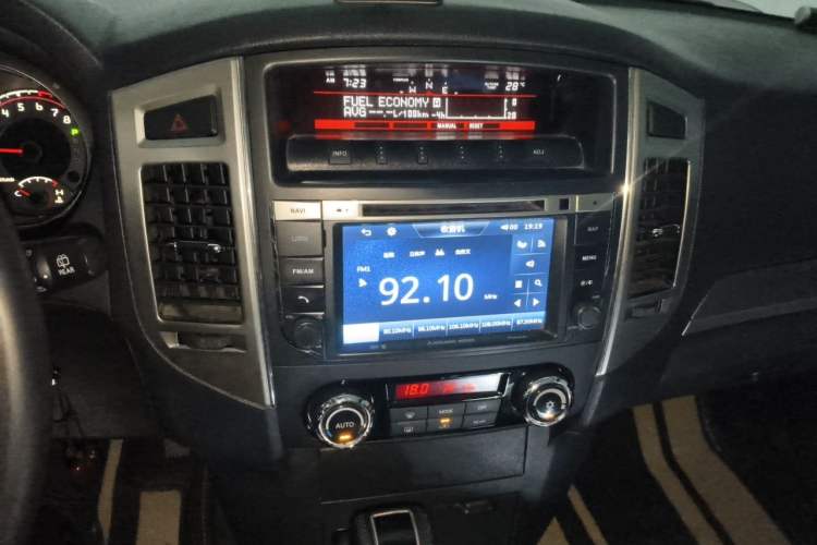 Used Mitsubishi Pajero 2016 3.0L Automatic Standard Version China V Standard Audio And AC Panel