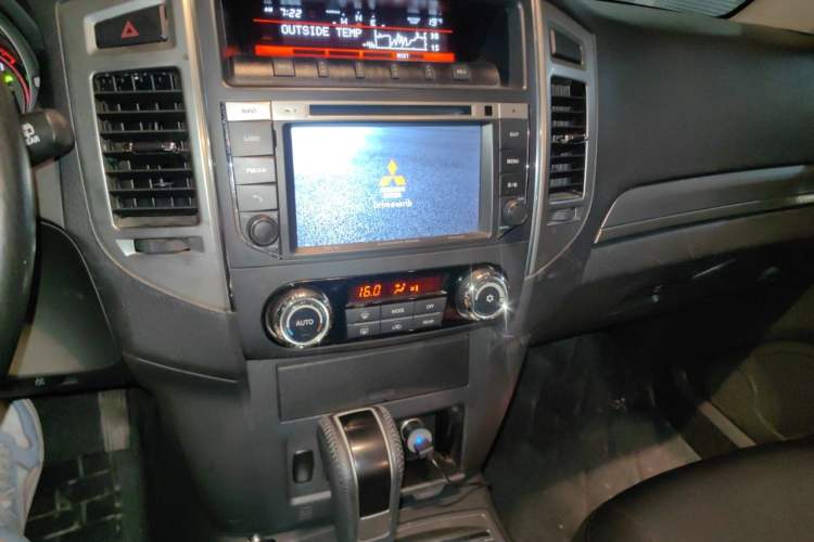 Used Mitsubishi Pajero 2016 3.0L Automatic Standard Version China V Standard Audio And AC Panel