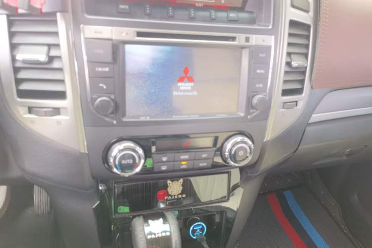 Used Mitsubishi Pajero 2016 3.0L Automatic Standard Version China V Standard Audio And AC Panel