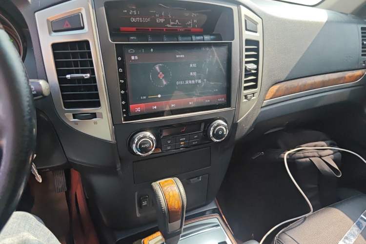Used Mitsubishi Pajero 2016 3.0L Automatic Prestige Version China V Standard Audio And AC Panel