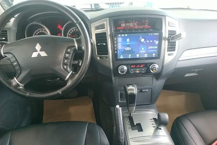 Used Mitsubishi Pajero 2016 3.0L Automatic Standard Version China V Standard Audio And AC Panel