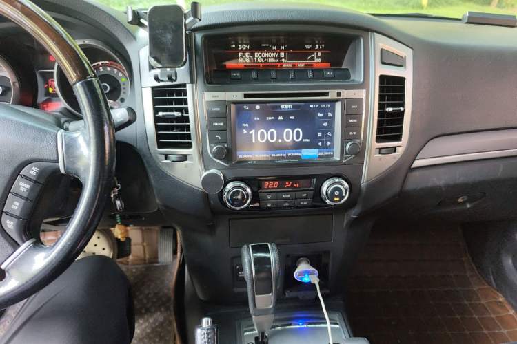 Used Mitsubishi Pajero 2016 3.0L Automatic Prestige Version China V Standard Audio And AC Panel