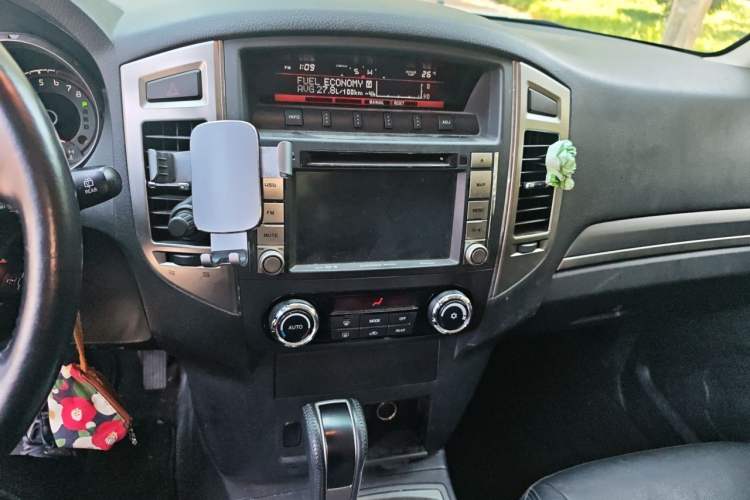 Used Mitsubishi Pajero 2016 3.0L Automatic Luxury Version China V Standard Audio And AC Panel
