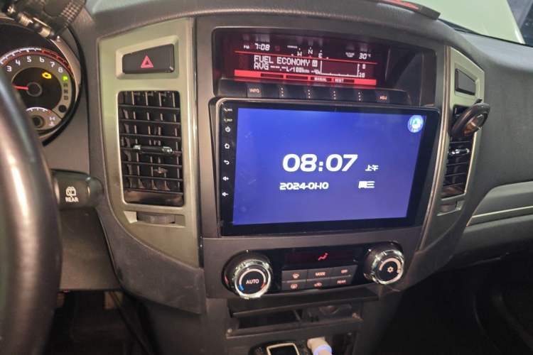 Used Mitsubishi Pajero 2016 3.0L Automatic Prestige Version China V Standard Audio And AC Panel