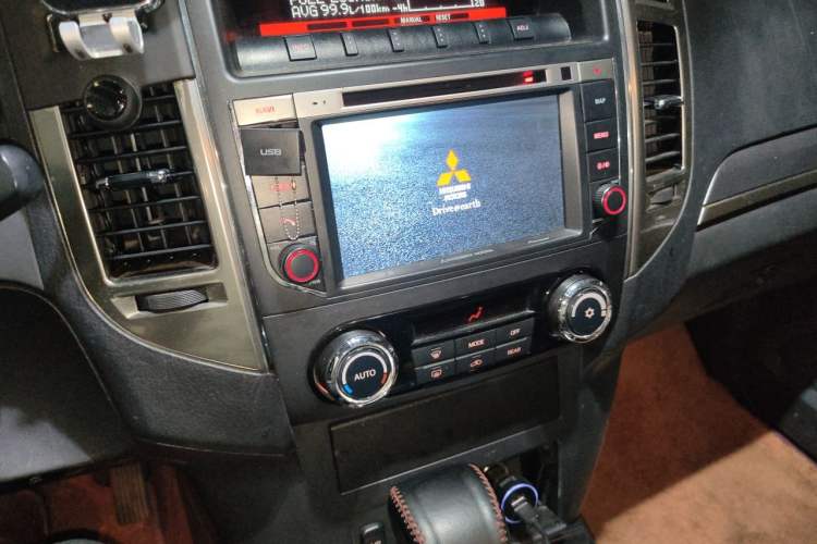 Used Mitsubishi Pajero 2016 3.0L Automatic Prestige Version China V Standard Audio And AC Panel